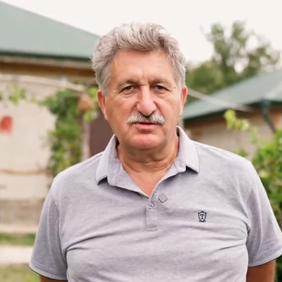 Nicolae Moscalu, gazda de la Hanul Cu Noroc, în curtea pensiunii